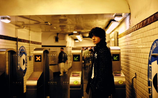 Обои картинки фото мужчины, wang yi bo, актер, пиджак, метро, турникет