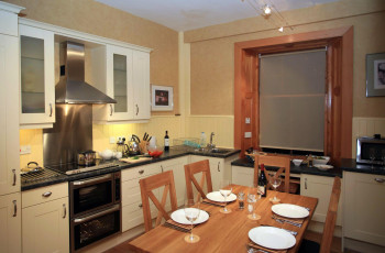 Картинка интерьер кухня приборы бутылка стол вино