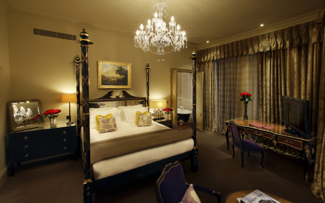 Обои картинки фото интерьер, спальня, люстра, тумбочки, кровать