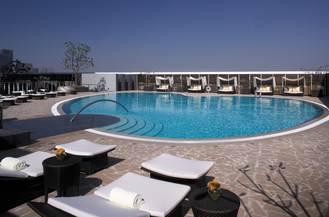 Обои картинки фото интерьер, бассейны, открытые, площадки, вода, бассейн, ступеньки