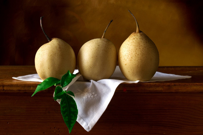 Обои картинки фото еда, груши, желтый, салфетка
