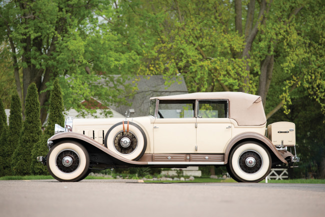 Обои картинки фото автомобили, классика, 4380, by, fleetwood, cadillac, 1930г, phaeton, all-weather, v16, 452