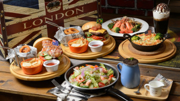 Картинка еда разное блюда ассорти морепродукты креветки салат соус гамбургер запеканка картофель бутерброд мороженое