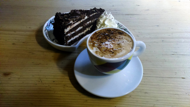 Обои картинки фото еда, кофе,  кофейные зёрна, капучино, пирожное