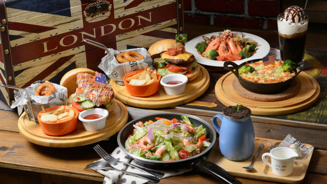 Обои картинки фото еда, разное, блюда, ассорти, морепродукты, креветки, салат, соус, гамбургер, запеканка, картофель, бутерброд, мороженое