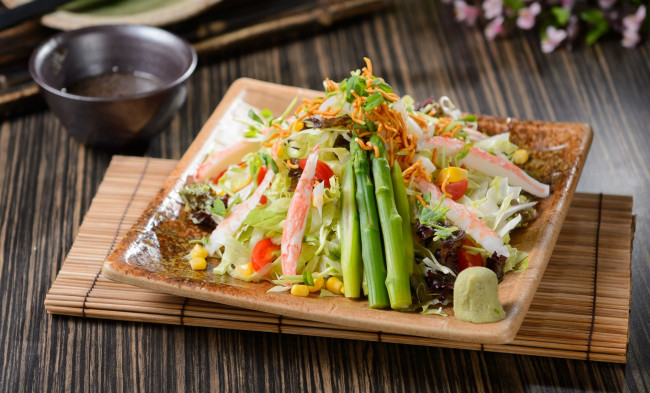 Обои картинки фото еда, салаты,  закуски, салат, спаржа, кукуруза, помидор