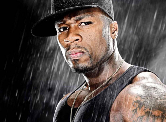 Обои картинки фото музыка, 50 cent, тату, цепь, майка, дождь, кепка, рэпер