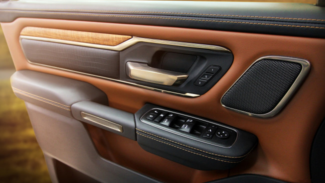 Обои картинки фото 2019 ram 1500 laramie longhorn edition, автомобили, фрагменты автомобиля, кожа, дверь, interior, додж, longhorn, edition, laramie, ram, 1500, 2019