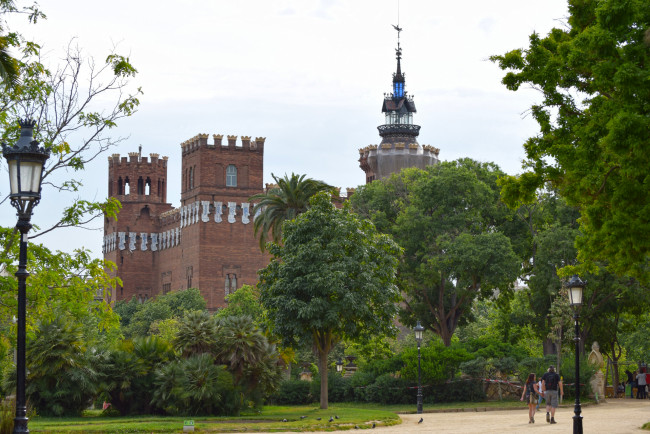 Обои картинки фото города, барселона , испания, деревья, фонарь, здание