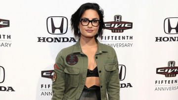 Картинка девушки demi+lovato очки