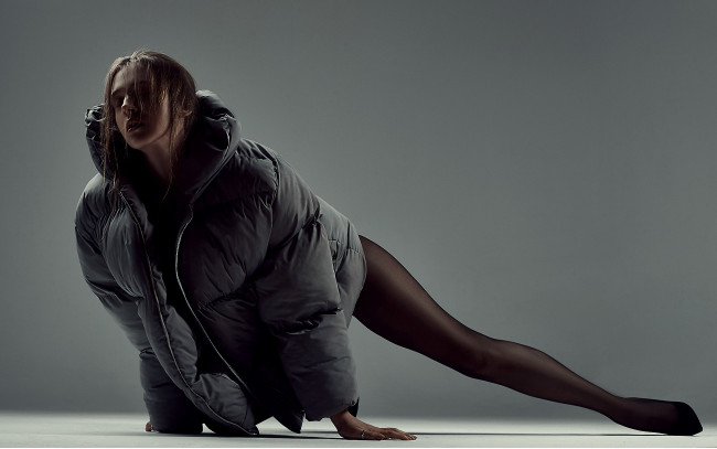 Обои картинки фото девушки, -unsort , брюнетки, темноволосые, куртка, темный, фон, колготки