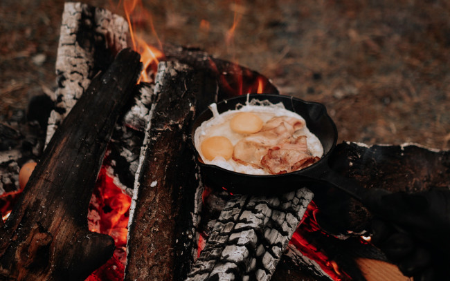 Обои картинки фото еда, яичные блюда, огонь, яичница, костер