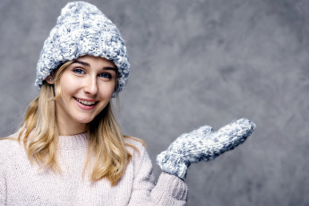 Картинка девушки -+блондинки +светловолосые свитер блондинка варежки вязаная шапочка
