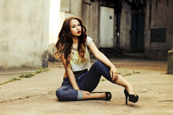 Картинка девушки -+рыжеволосые+и+разноцветные джинсы поза