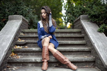Картинка девушки -+брюнетки +шатенки сапоги платье шатенка лестница поза
