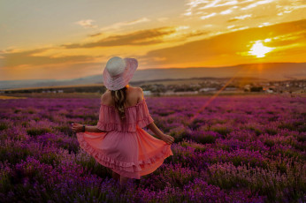 Картинка девушки -+рыжеволосые+и+разноцветные закат лаванда шляпа платье