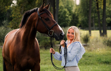 Картинка девушки -+блондинки +светловолосые лошадь блондинка улыбка