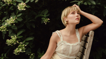 Картинка девушки anna+sophia+robb блондинка сарафан стул дерево