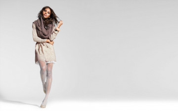 Картинка девушки emanuela+de+paula брюнетка шарф кофта колготки