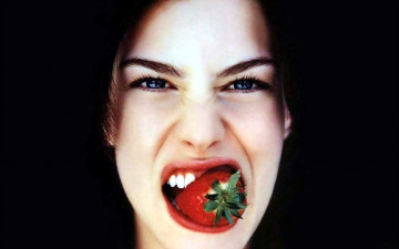 Картинка девушки liv+tyler лицо клубника