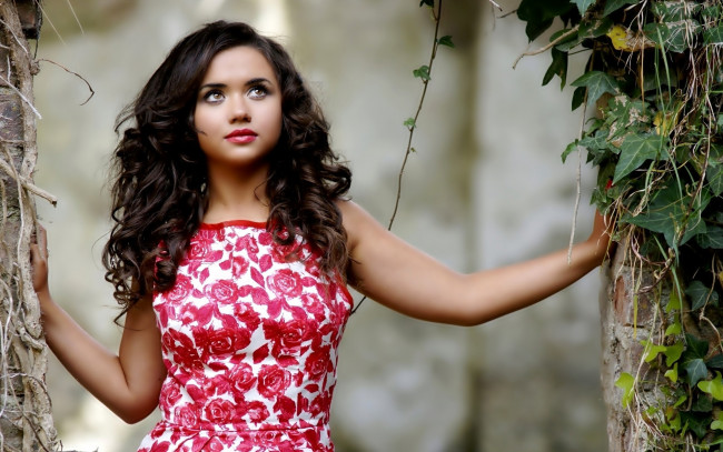 Обои картинки фото девушки, - брюнетки,  шатенки, плющ, брюнетка, платье, локоны