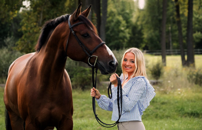 Обои картинки фото девушки, - блондинки,  светловолосые, лошадь, блондинка, улыбка