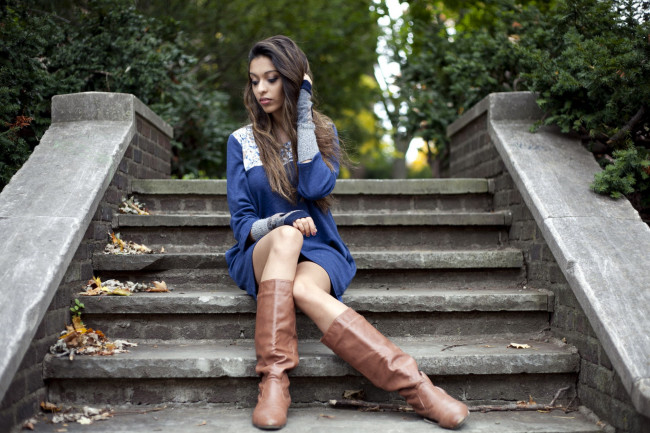 Обои картинки фото девушки, - брюнетки,  шатенки, сапоги, платье, шатенка, лестница, поза
