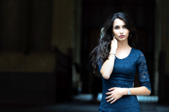 Картинка девушки -+брюнетки +шатенки брюнетка жест синее кружевное платье