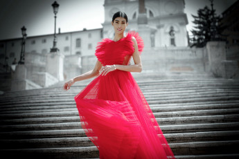 Картинка девушки -+брюнетки +шатенки лестница ступени брюнетка нарядное платье