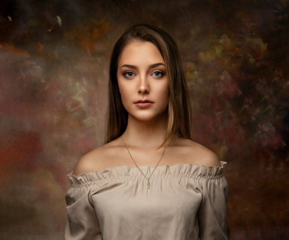 Обои картинки фото девушки, - лица,  портреты, шатенка, медальон, блузка