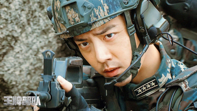 Обои картинки фото кино фильмы, ace troops, гу, ие, форма, каска, оружие