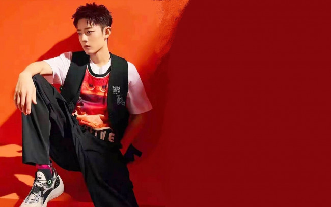 Обои картинки фото мужчины, xiao zhan, жилет, футболка, штаны, кеды