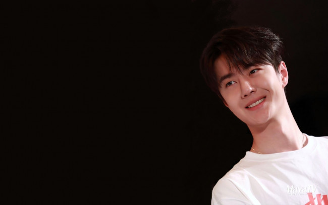 Обои картинки фото мужчины, wang yi bo, актер, лицо, футболка