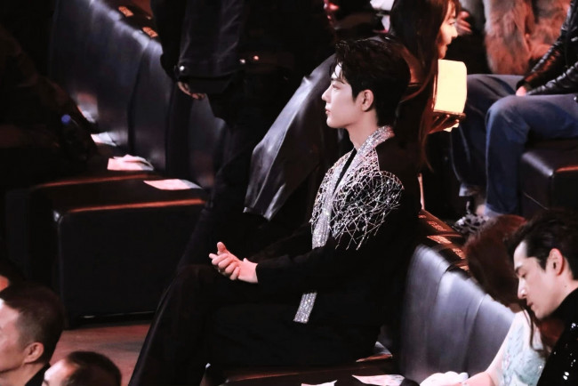 Обои картинки фото мужчины, xiao zhan, актер, костюм, зал, люди