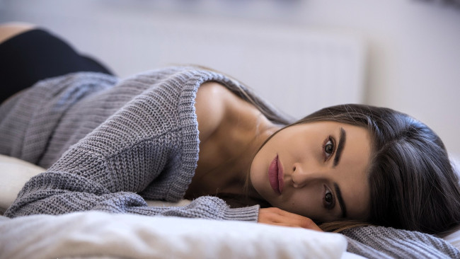 Обои картинки фото девушки, - брюнетки,  шатенки, брюнетка, свитер, постель