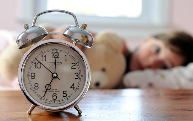 Обои картинки фото разное, часы,  часовые механизмы, будильник, стол, лицо, мишка