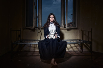 Картинка -Unsort+Брюнетки+Шатенки авт daniel ilinca девушки unsort брюнетки шатенки кровать окно игрушка