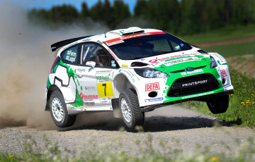 Картинка спорт авторалли ford fiesta rally машина летит скорость белый пыль