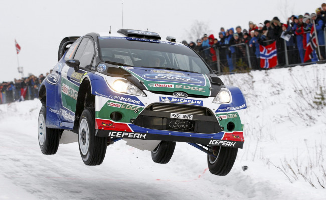 Обои картинки фото спорт, авторалли, форд, wrc, rally, fiesta, ford, зима, снег, полет, в, воздухе, ралли, фанаты, фары, капот