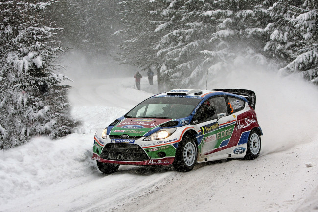 Обои картинки фото спорт, авторалли, снег, снегопад, jarmo, lehtinen, ford, зима, fiesta, rally, wrc, mikko, hirvonen, лес