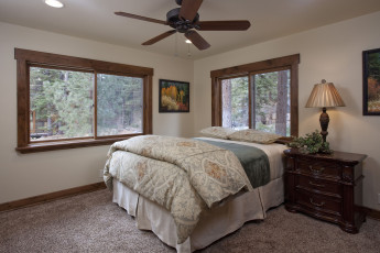 Картинка интерьер спальня кровать окна