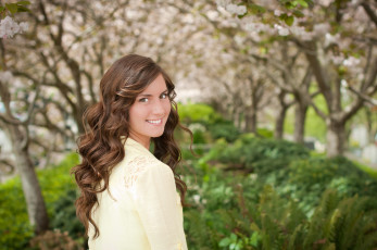 Картинка девушки -unsort+ брюнетки +шатенки улыбка взгляд девушка парк волосы