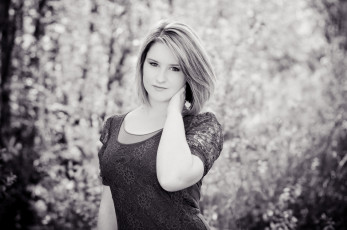 Картинка девушки -unsort+ Черно-белые+обои улыбка взгляд девушка парк