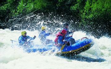 Картинка спорт экстрим весла гребцы река спуск рафтинг зелень лодка брызги