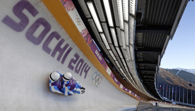 Обои картинки фото спорт, другое, кольца, надпись, буквы, поворот, лед, сочи, олимпиада, логотип, сани, трасса, вираж, двойка, саночники, спортсмены