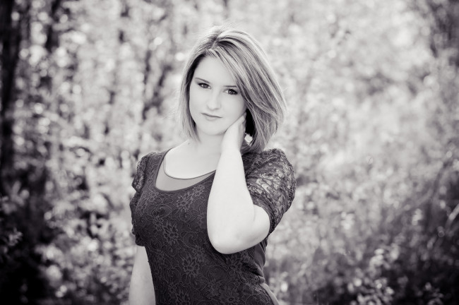 Обои картинки фото девушки, -unsort , Черно-белые обои, улыбка, взгляд, девушка, парк