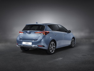 Картинка автомобили toyota 2015г hybrid auris