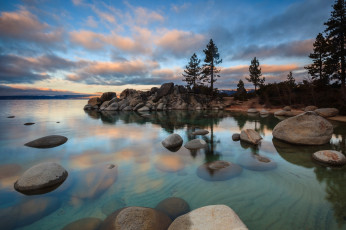 Картинка природа побережье камни озеро деревья берег лес