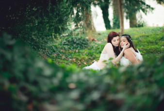 Картинка девушки -unsort+ группа+девушек шатенка брюнетка украшения зелень