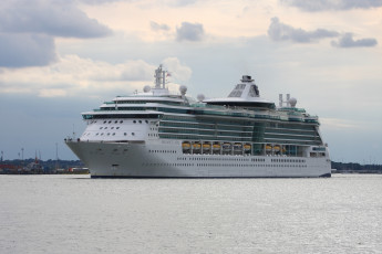 Картинка brilliance+of+the+seas корабли лайнеры круиз лайнер